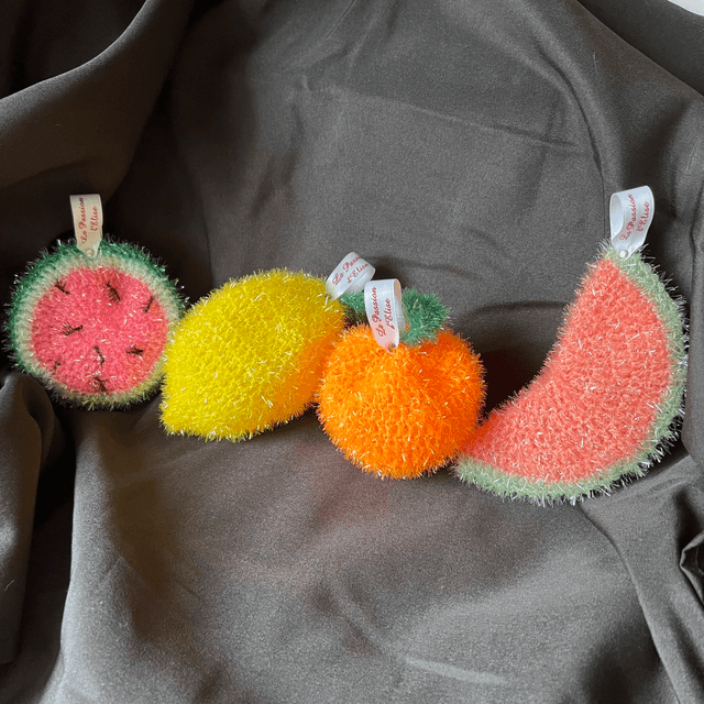 Eponges au crochet en formes d&#039; agrumes